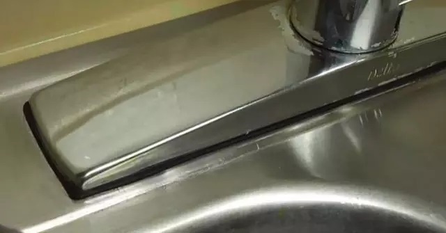 厨房水槽肮脏难洗 教你一招焕然一新！